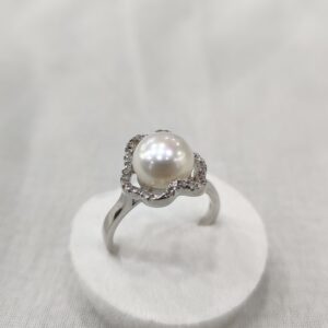 “Elegant freshwater pearl ring set in rhodium silver, symbolizing emotional healing and timeless beauty.”